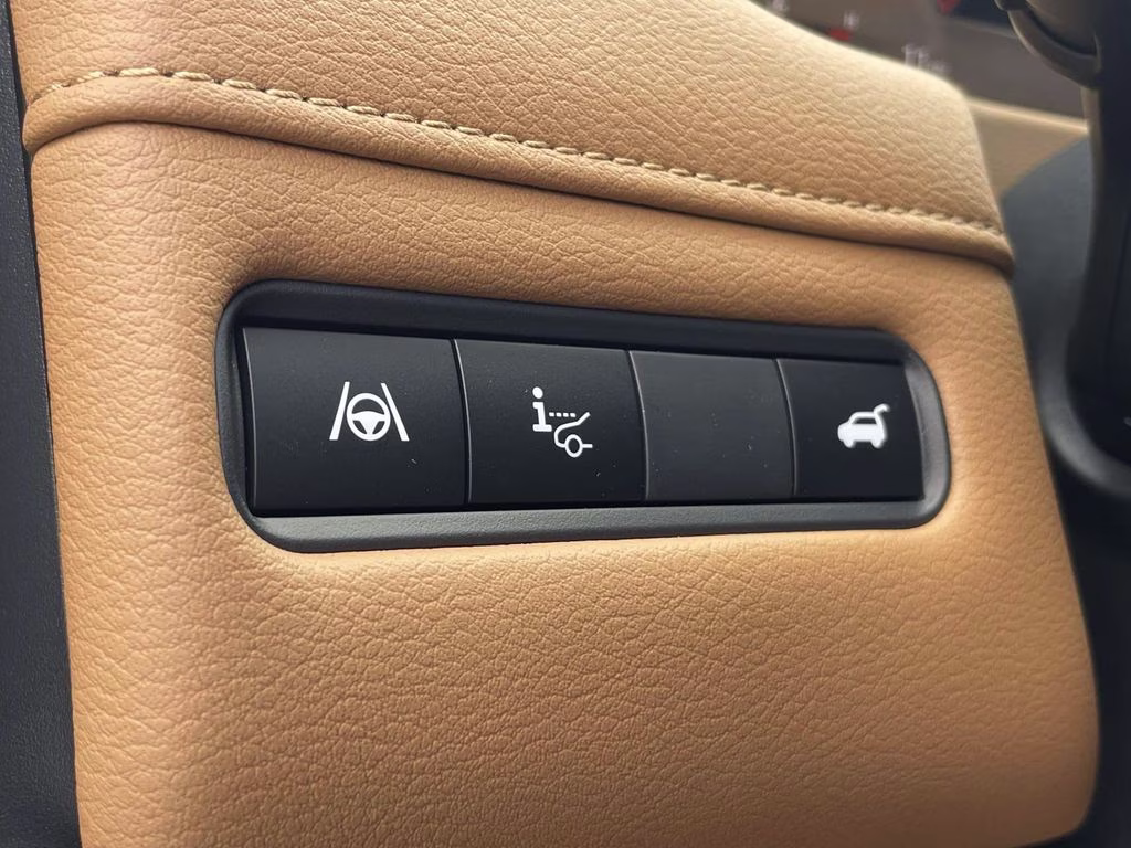 2026 Everest White Pearl/Black Nissan Armada Platinum Reserve 4X4 SUV