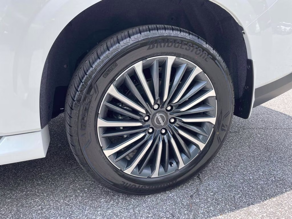 2026 Everest White Pearl/Black Nissan Armada Platinum Reserve 4X4 SUV