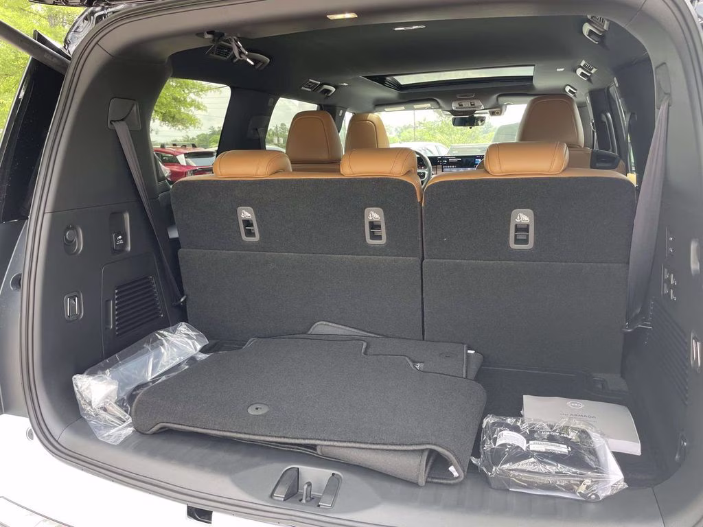 2026 Everest White Pearl/Black Nissan Armada Platinum Reserve 4X4 SUV