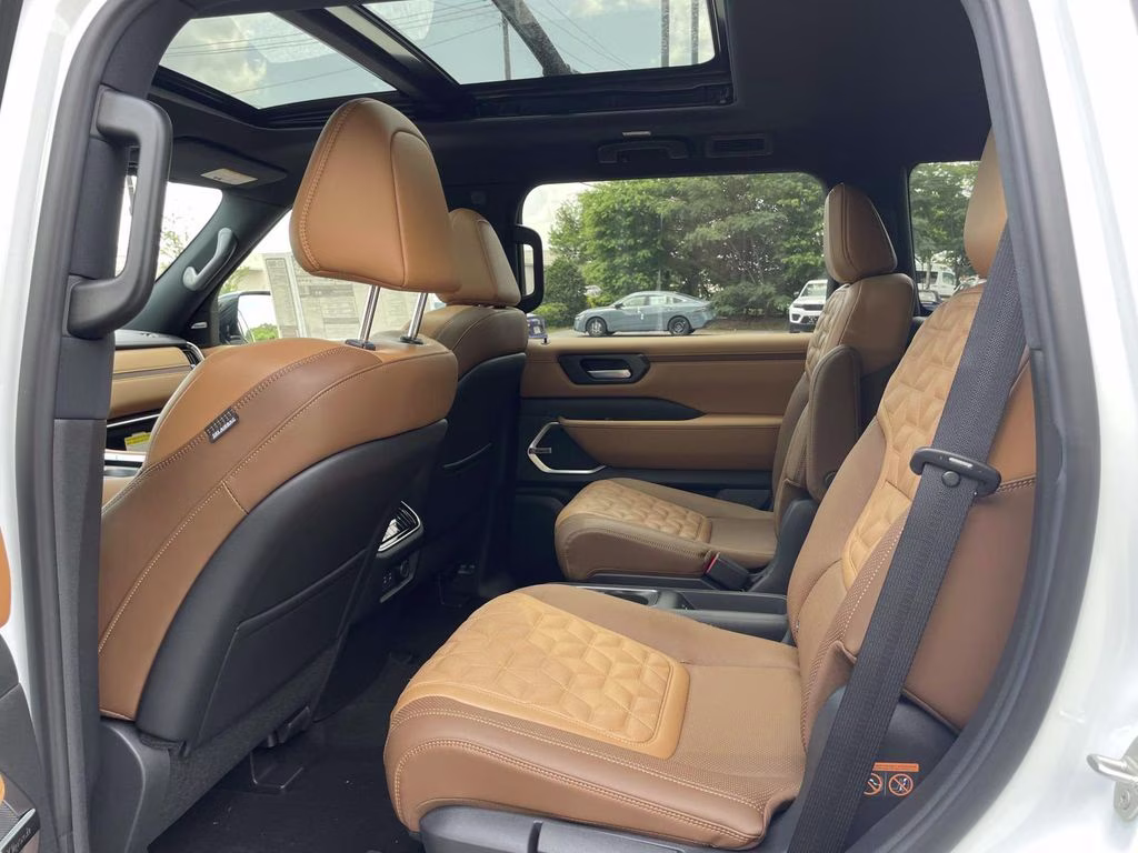 2026 Everest White Pearl/Black Nissan Armada Platinum Reserve 4X4 SUV