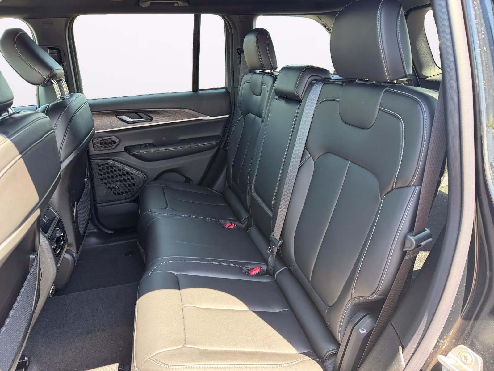 2026 Diamond Black Crystal Pearlcoat Jeep Grand Cherokee Limited 4X4 SUV