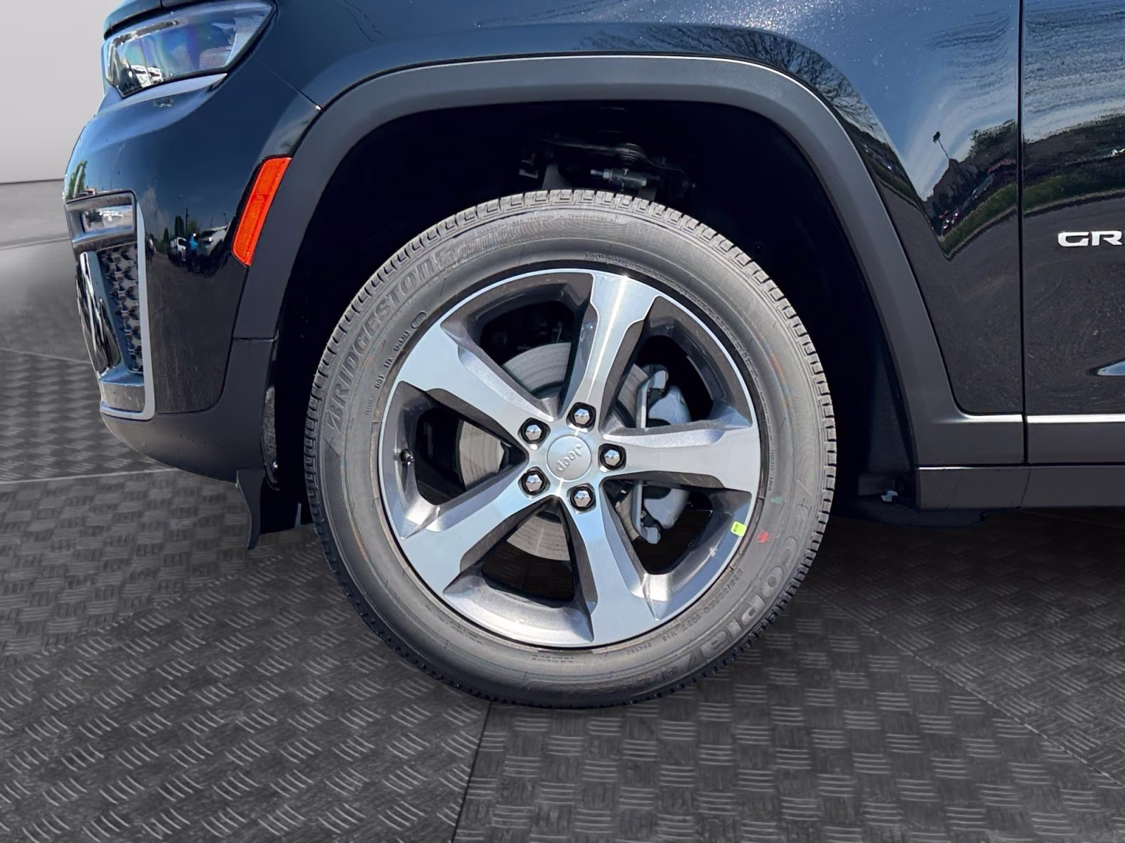 2026 Diamond Black Crystal Pearlcoat Jeep Grand Cherokee Limited 4X4 SUV