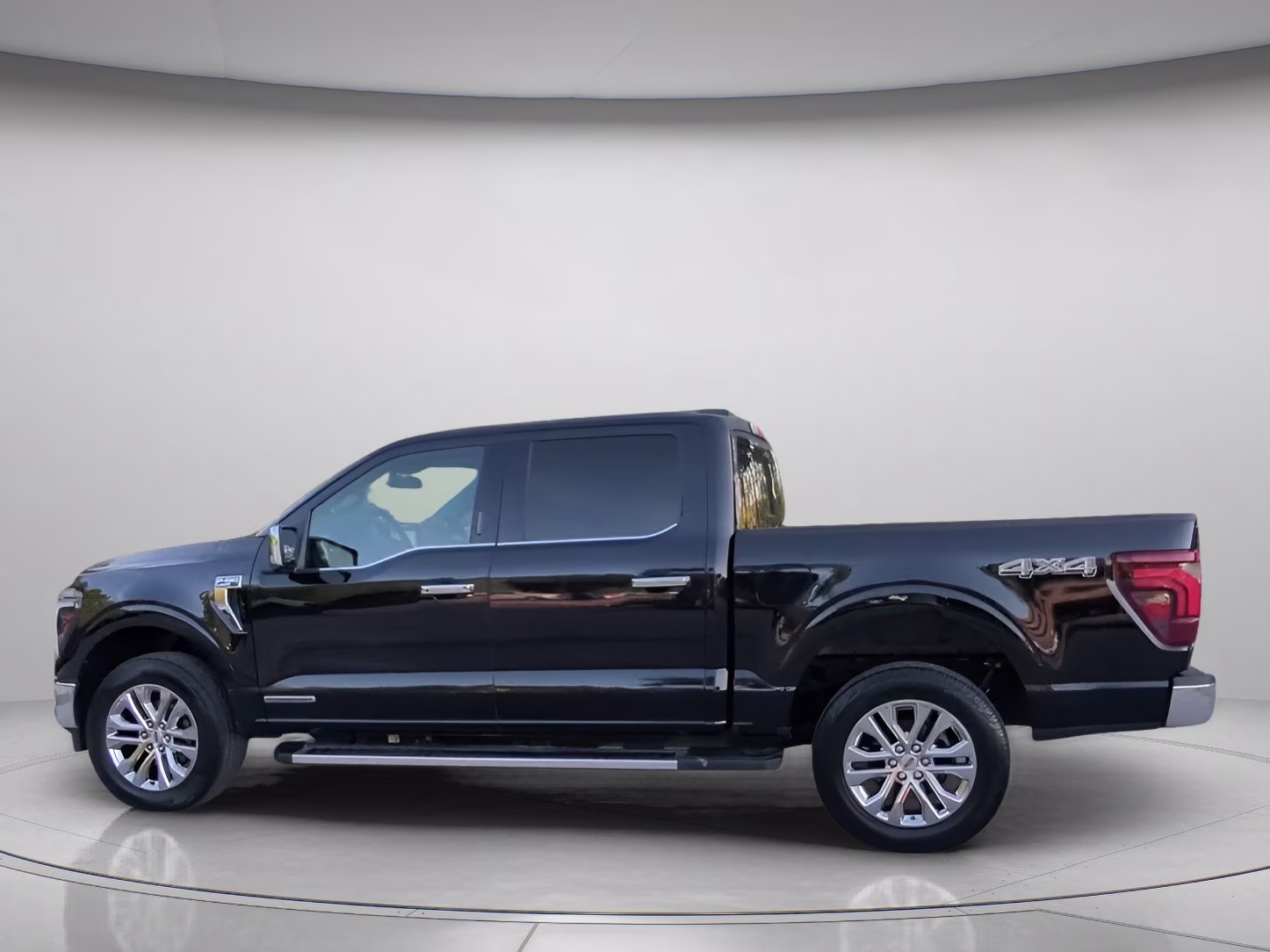 2024 Agate Black Metallic Ford F-150 LARIAT Crew Cab Pickup 4X4 Truck
