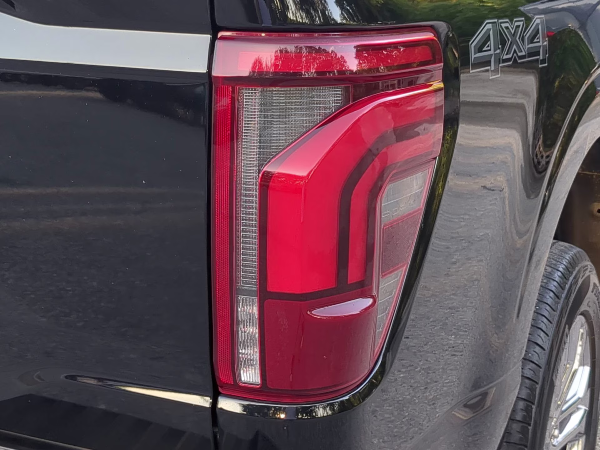 2024 Agate Black Metallic Ford F-150 LARIAT Crew Cab Pickup 4X4 Truck