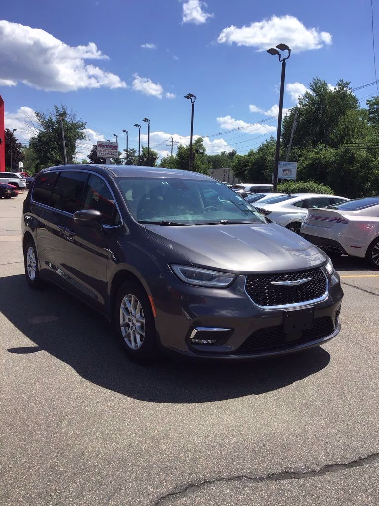 2023 Granite Crystal Metallic Clearcoat Chrysler Pacifica Touring L FWD Van