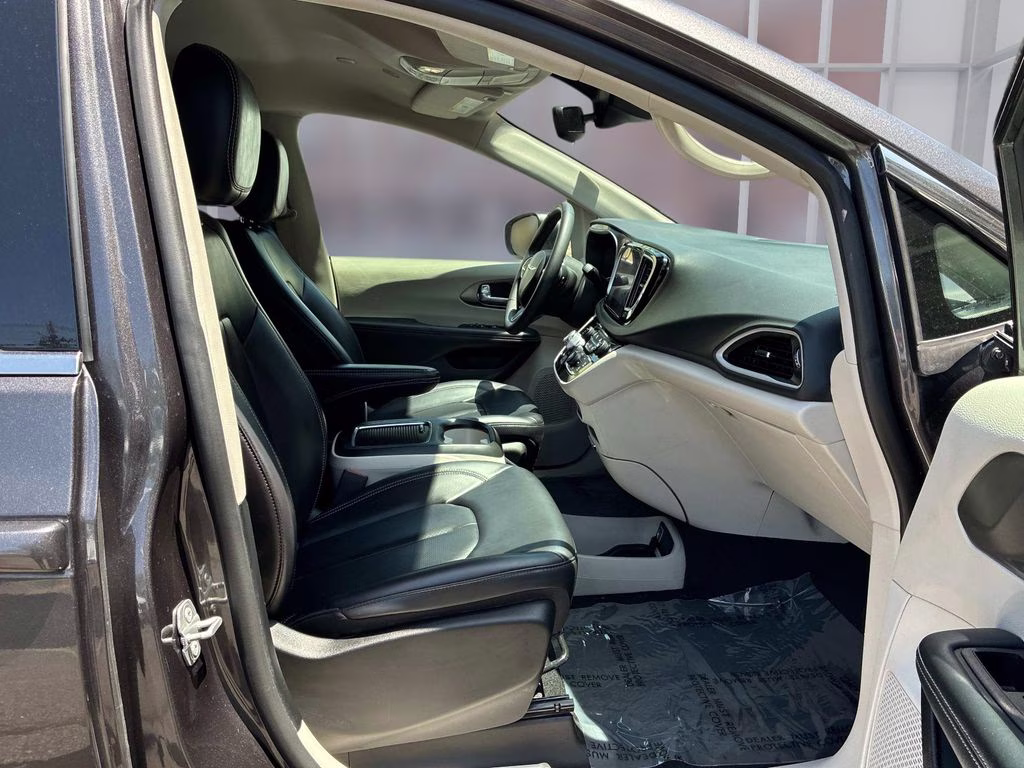 2023 Granite Crystal Metallic Clearcoat Chrysler Pacifica Touring L FWD Van