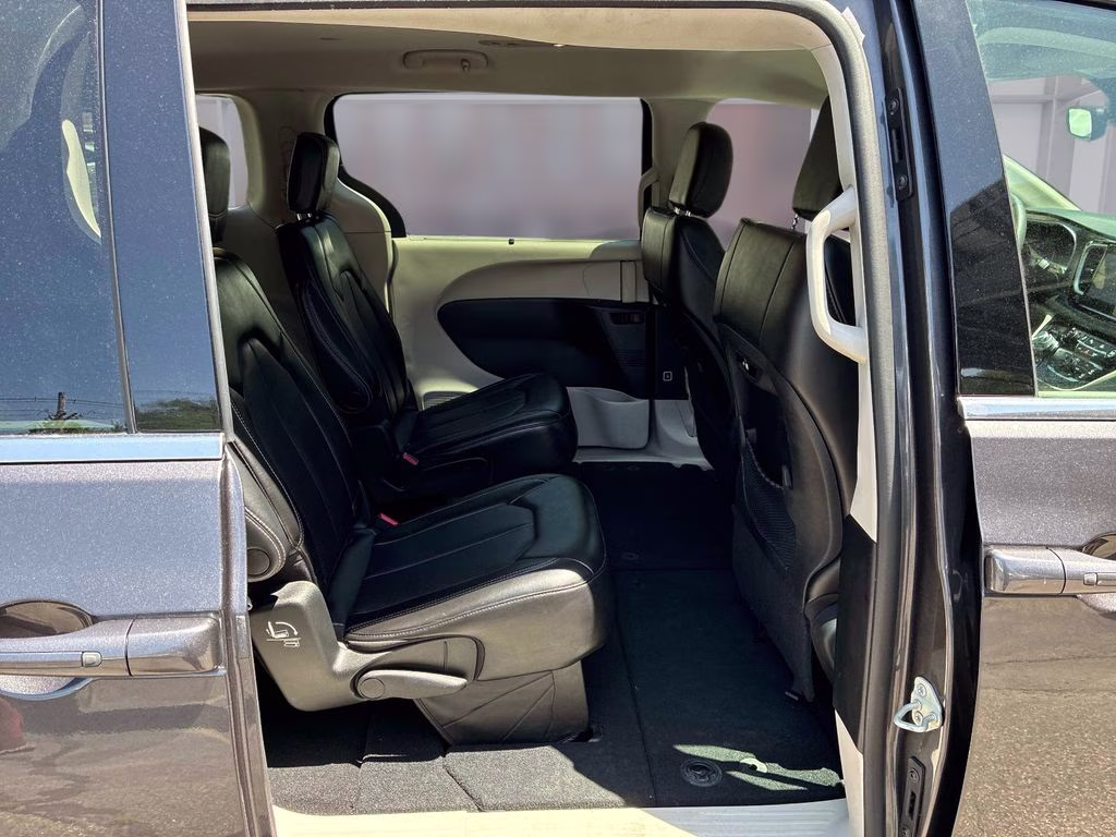 2023 Granite Crystal Metallic Clearcoat Chrysler Pacifica Touring L FWD Van