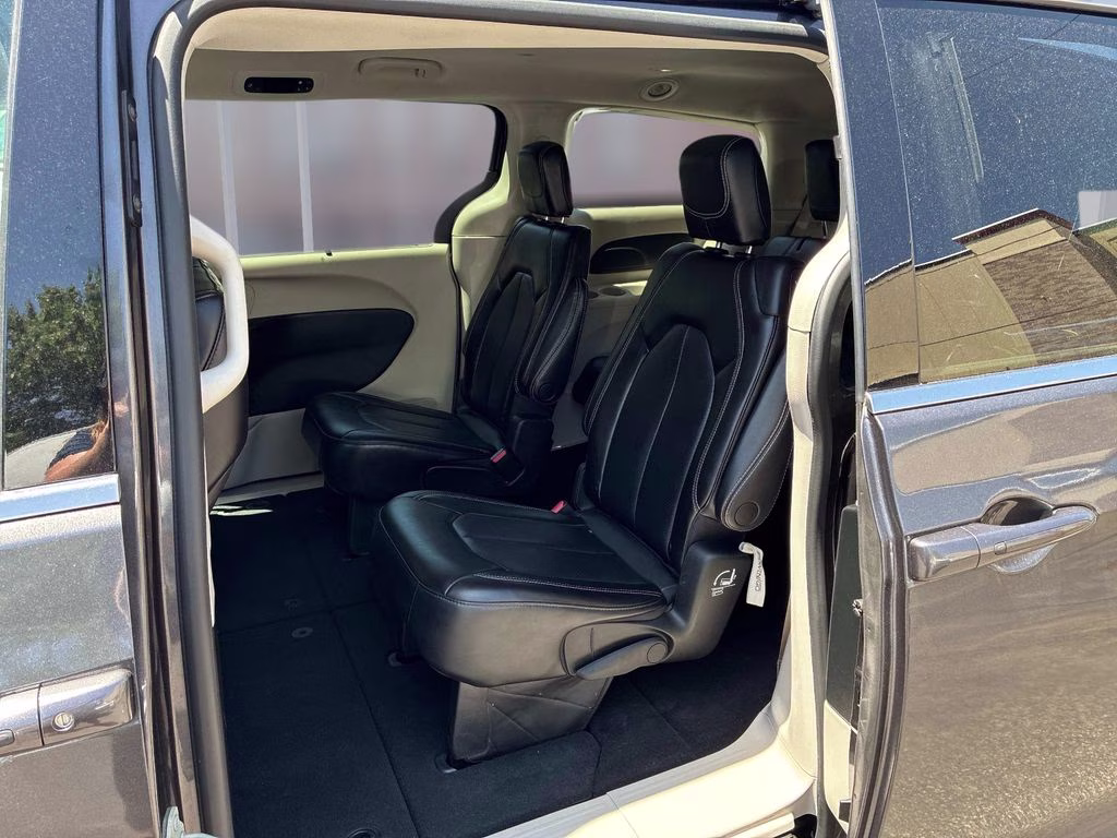 2023 Granite Crystal Metallic Clearcoat Chrysler Pacifica Touring L FWD Van
