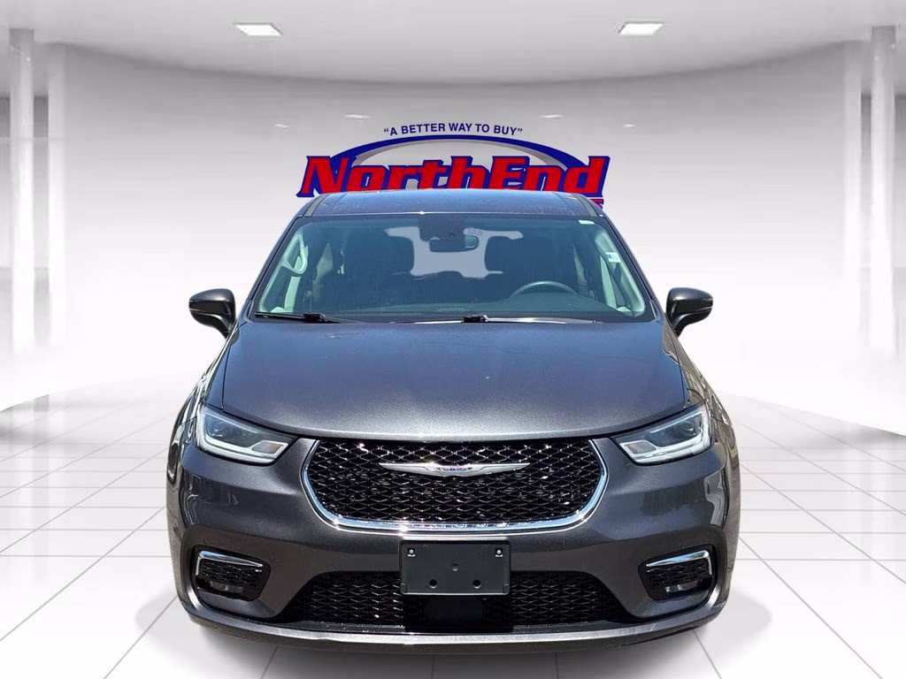 2023 Granite Crystal Metallic Clearcoat Chrysler Pacifica Touring L FWD Van