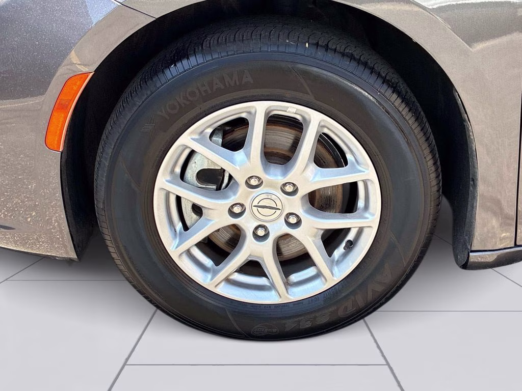 2023 Granite Crystal Metallic Clearcoat Chrysler Pacifica Touring L FWD Van
