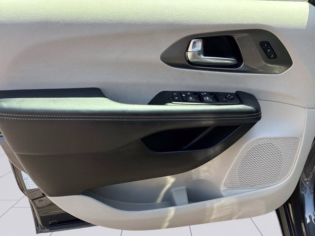 2023 Granite Crystal Metallic Clearcoat Chrysler Pacifica Touring L FWD Van