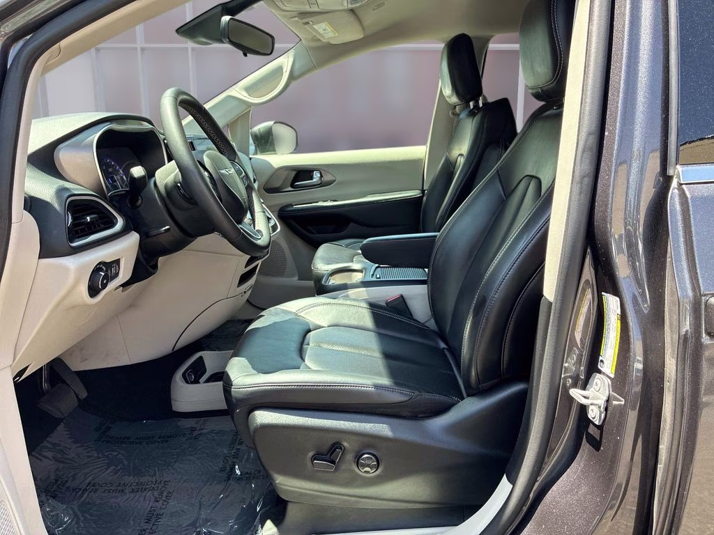 2023 Granite Crystal Metallic Clearcoat Chrysler Pacifica Touring L FWD Van