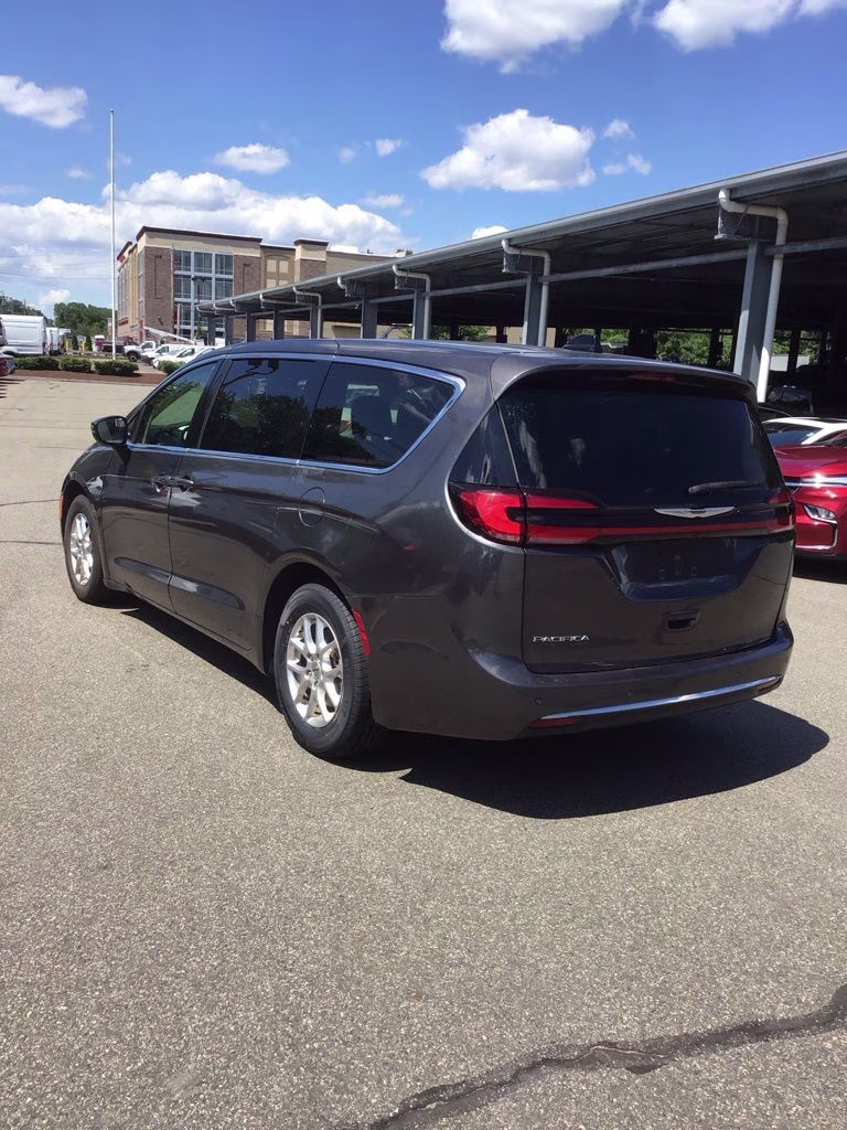 2023 Granite Crystal Metallic Clearcoat Chrysler Pacifica Touring L FWD Van