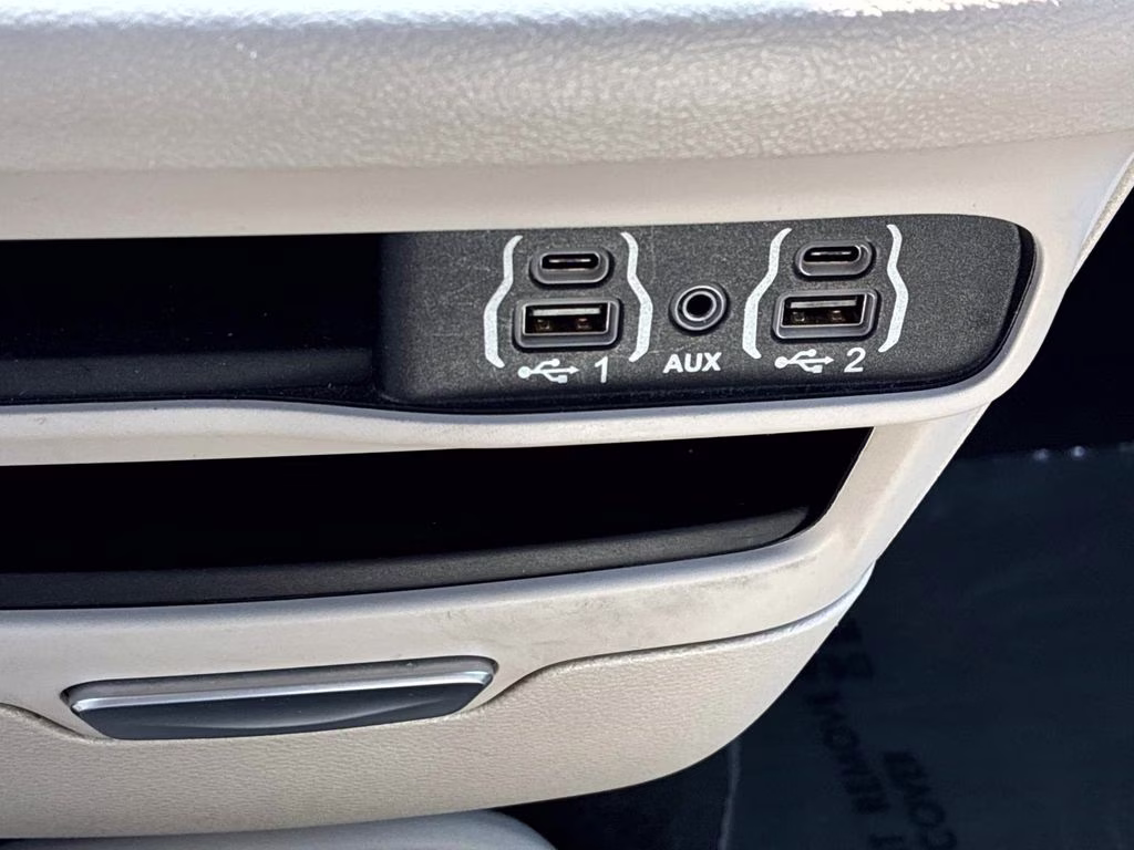 2023 Granite Crystal Metallic Clearcoat Chrysler Pacifica Touring L FWD Van