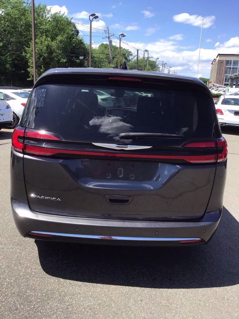 2023 Granite Crystal Metallic Clearcoat Chrysler Pacifica Touring L FWD Van