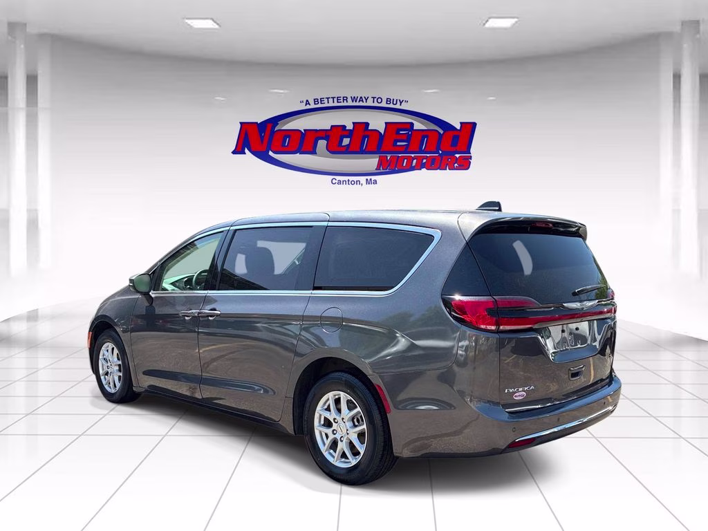 2023 Granite Crystal Metallic Clearcoat Chrysler Pacifica Touring L FWD Van