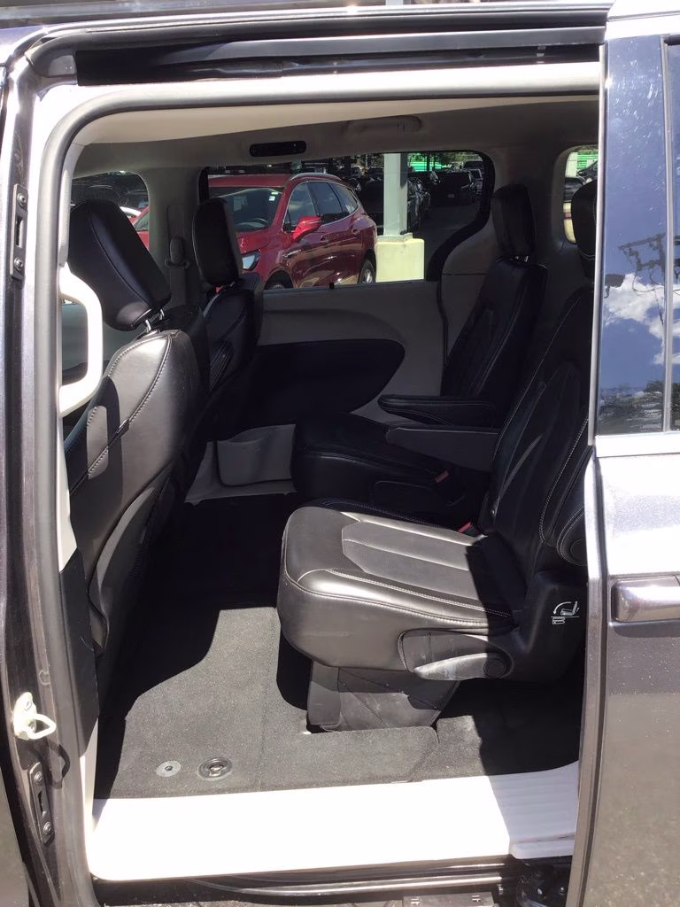 2023 Granite Crystal Metallic Clearcoat Chrysler Pacifica Touring L FWD Van