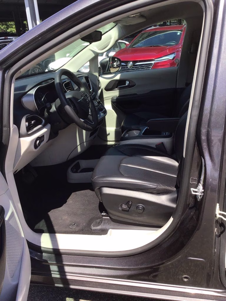 2023 Granite Crystal Metallic Clearcoat Chrysler Pacifica Touring L FWD Van
