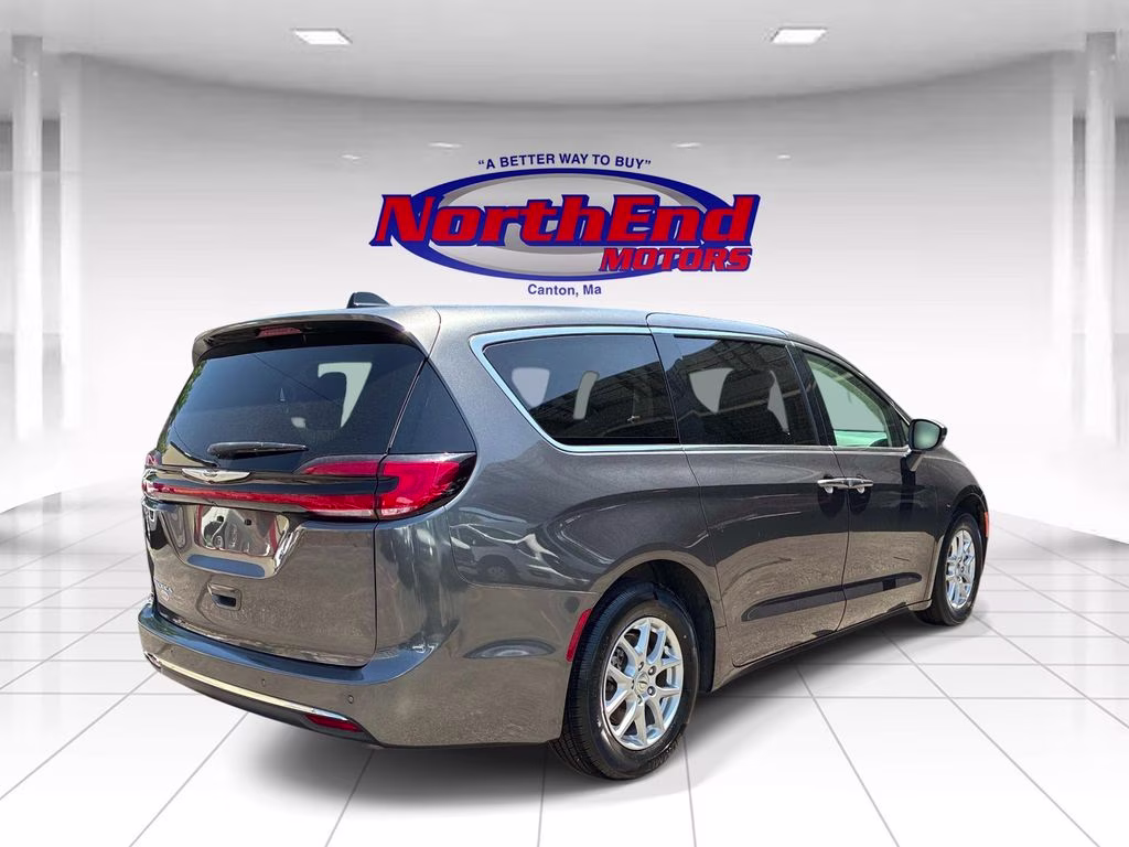 2023 Granite Crystal Metallic Clearcoat Chrysler Pacifica Touring L FWD Van