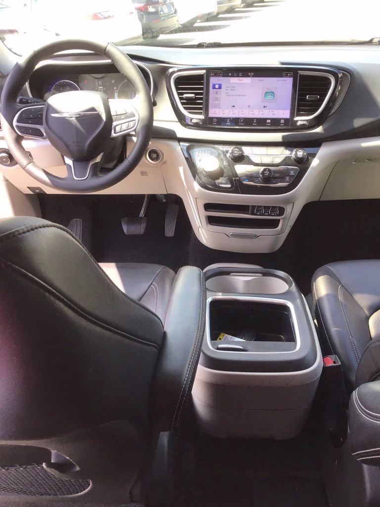 2023 Granite Crystal Metallic Clearcoat Chrysler Pacifica Touring L FWD Van