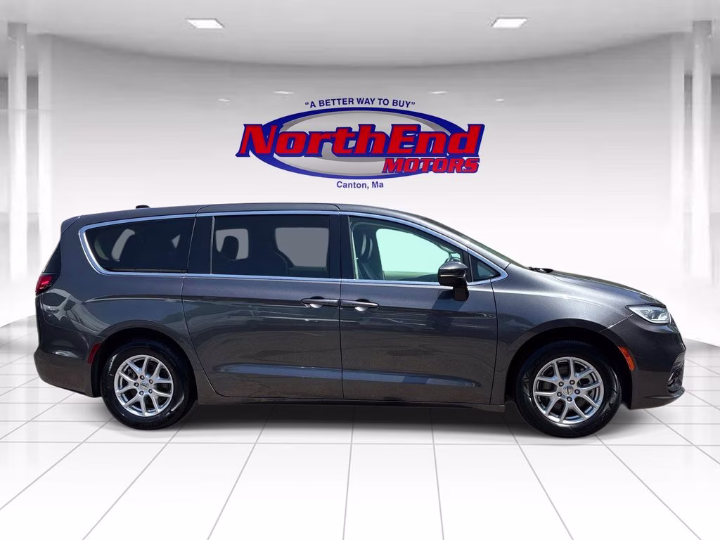 2023 Granite Crystal Metallic Clearcoat Chrysler Pacifica Touring L FWD Van