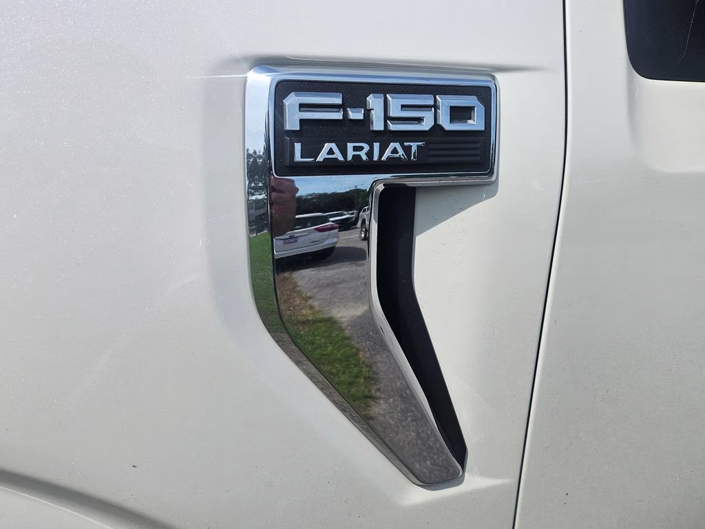 2023 Star White Metallic Tri-Coat Ford F-150 Lariat 4X4 Truck
