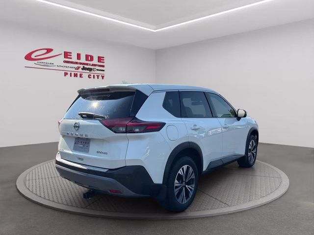 2021 Pearl White Tricoat Nissan Rogue SV AWD SUV