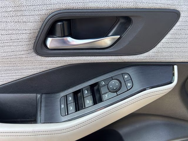 2021 Pearl White Tricoat Nissan Rogue SV AWD SUV