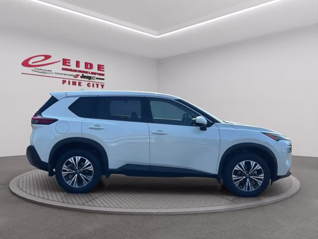 2021 Pearl White Tricoat Nissan Rogue SV AWD SUV