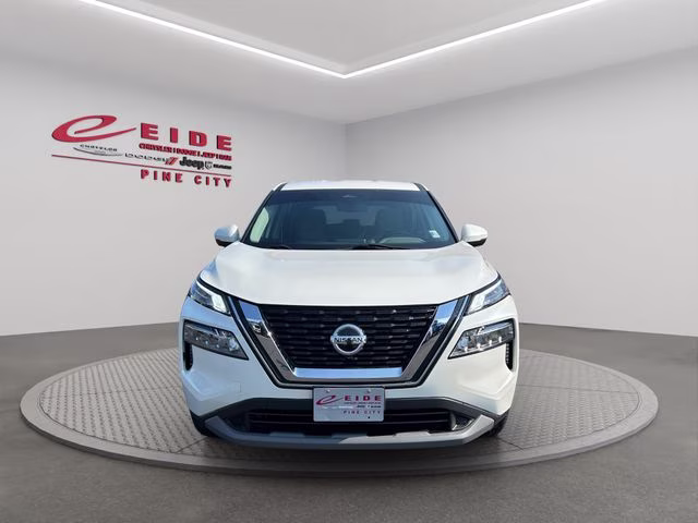 2021 Pearl White Tricoat Nissan Rogue SV AWD SUV