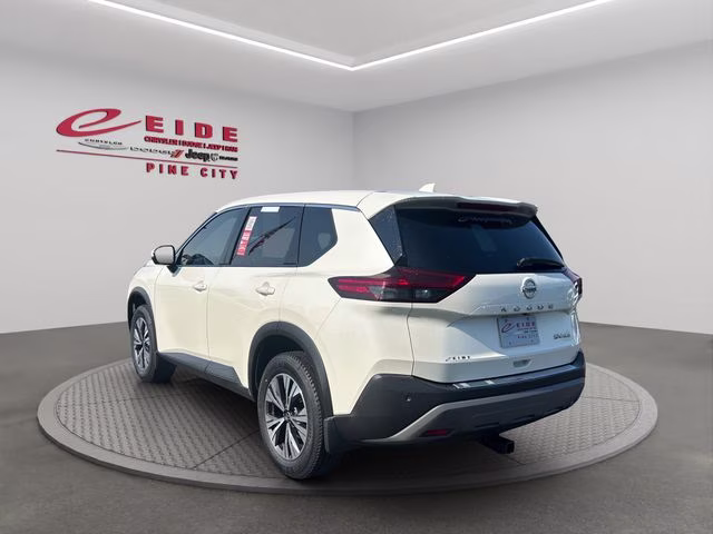 2021 Pearl White Tricoat Nissan Rogue SV AWD SUV
