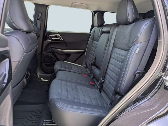 2026 Labrador Black Pearl Mitsubishi Outlander SE FWD SUV