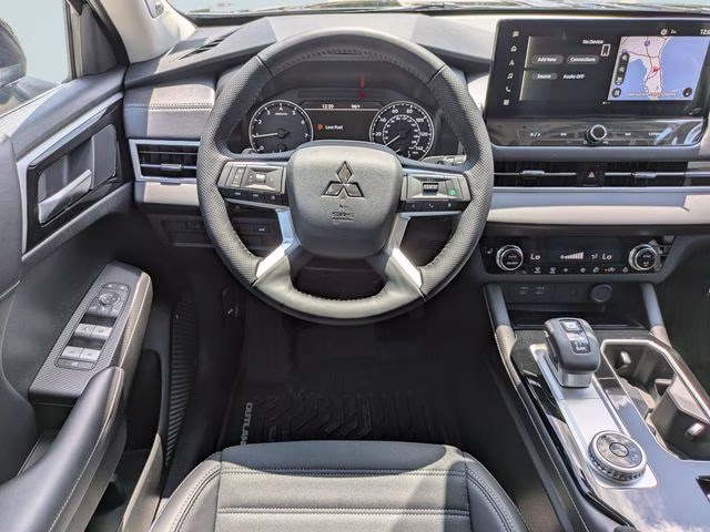 2026 Labrador Black Pearl Mitsubishi Outlander SE FWD SUV
