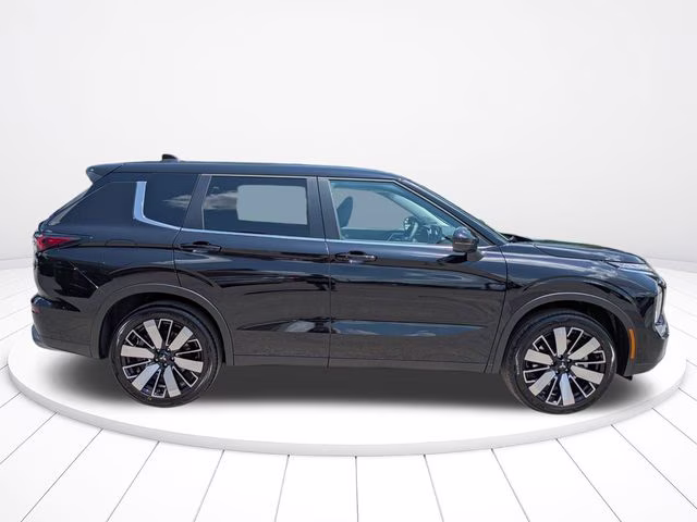 2026 Labrador Black Pearl Mitsubishi Outlander SE FWD SUV