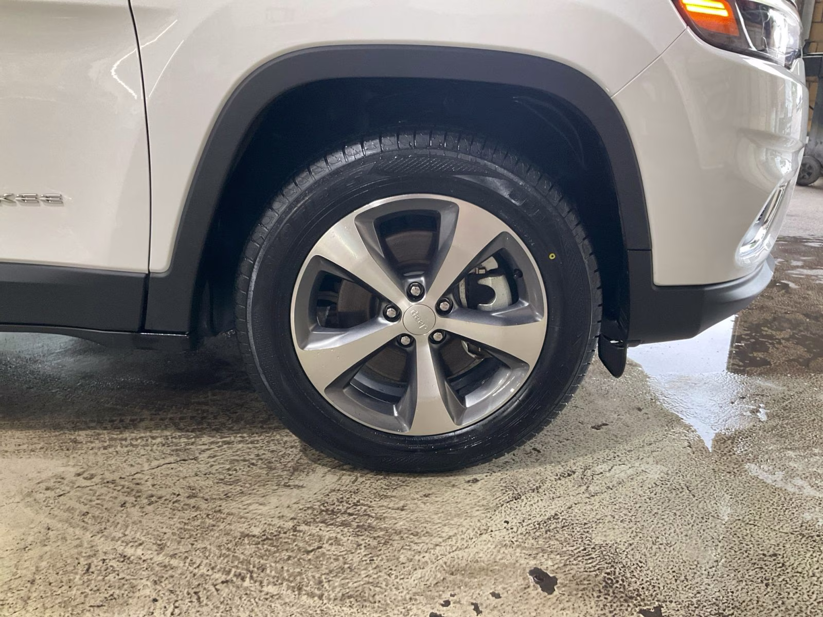 2022 Bright White Clearcoat Jeep Cherokee Limited 4X4 SUV