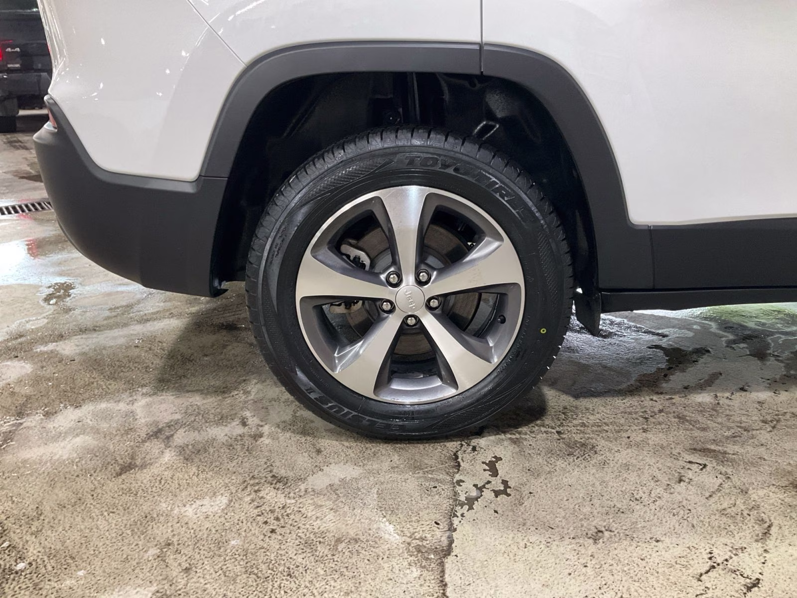 2022 Bright White Clearcoat Jeep Cherokee Limited 4X4 SUV