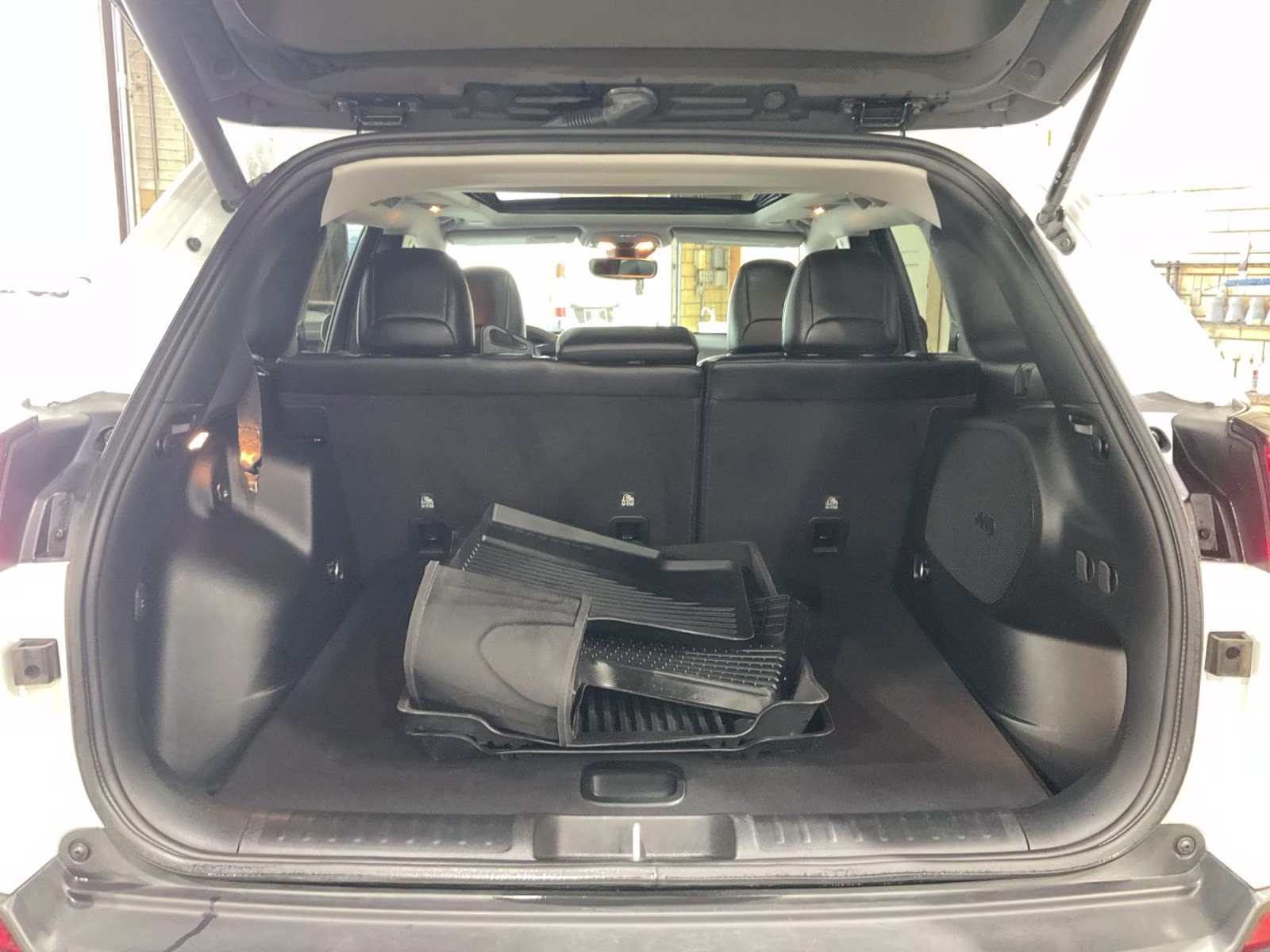 2022 Bright White Clearcoat Jeep Cherokee Limited 4X4 SUV