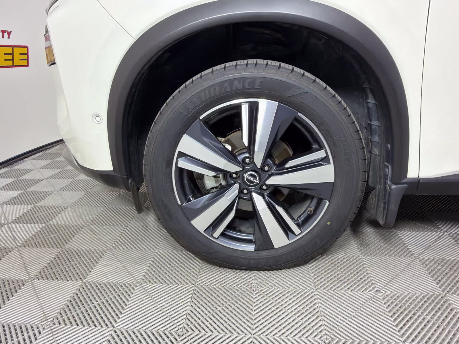 2023 Pearl White Tricoat Nissan Rogue Platinum FWD SUV