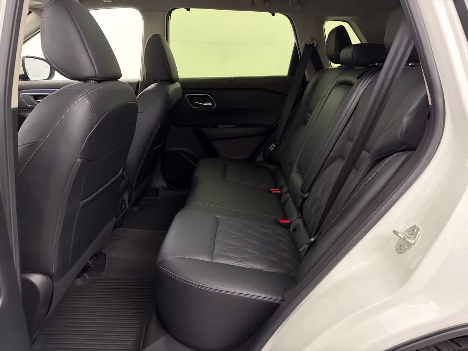 2023 Pearl White Tricoat Nissan Rogue Platinum FWD SUV