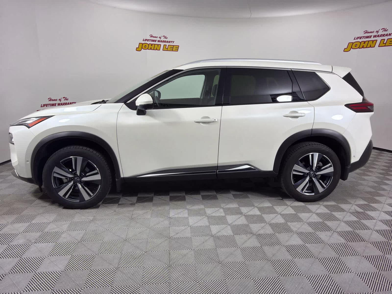 2023 Pearl White Tricoat Nissan Rogue Platinum FWD SUV