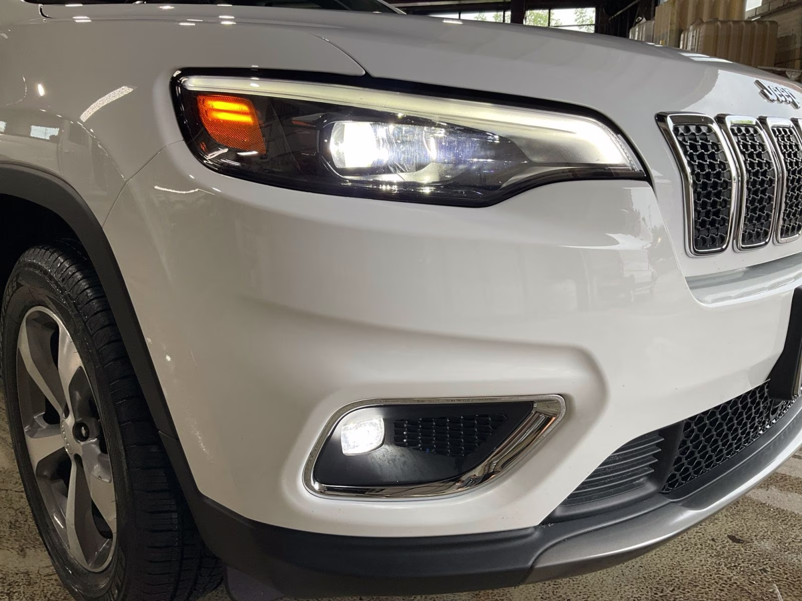 2022 Bright White Clearcoat Jeep Cherokee Limited 4X4 SUV