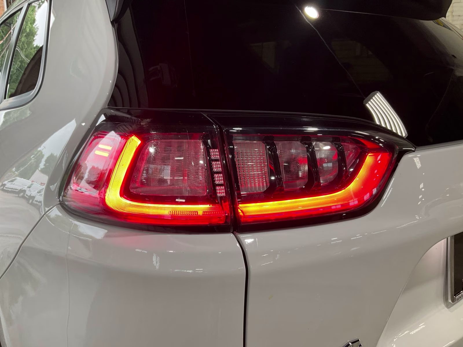 2022 Bright White Clearcoat Jeep Cherokee Limited 4X4 SUV