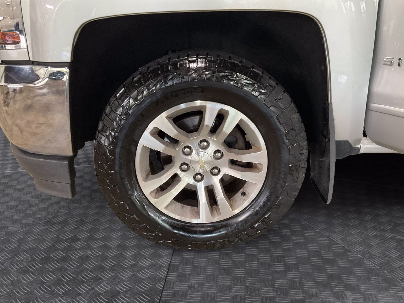 2018 Silver Ice Metallic Chevrolet Silverado 1500 LT 4X4 Truck