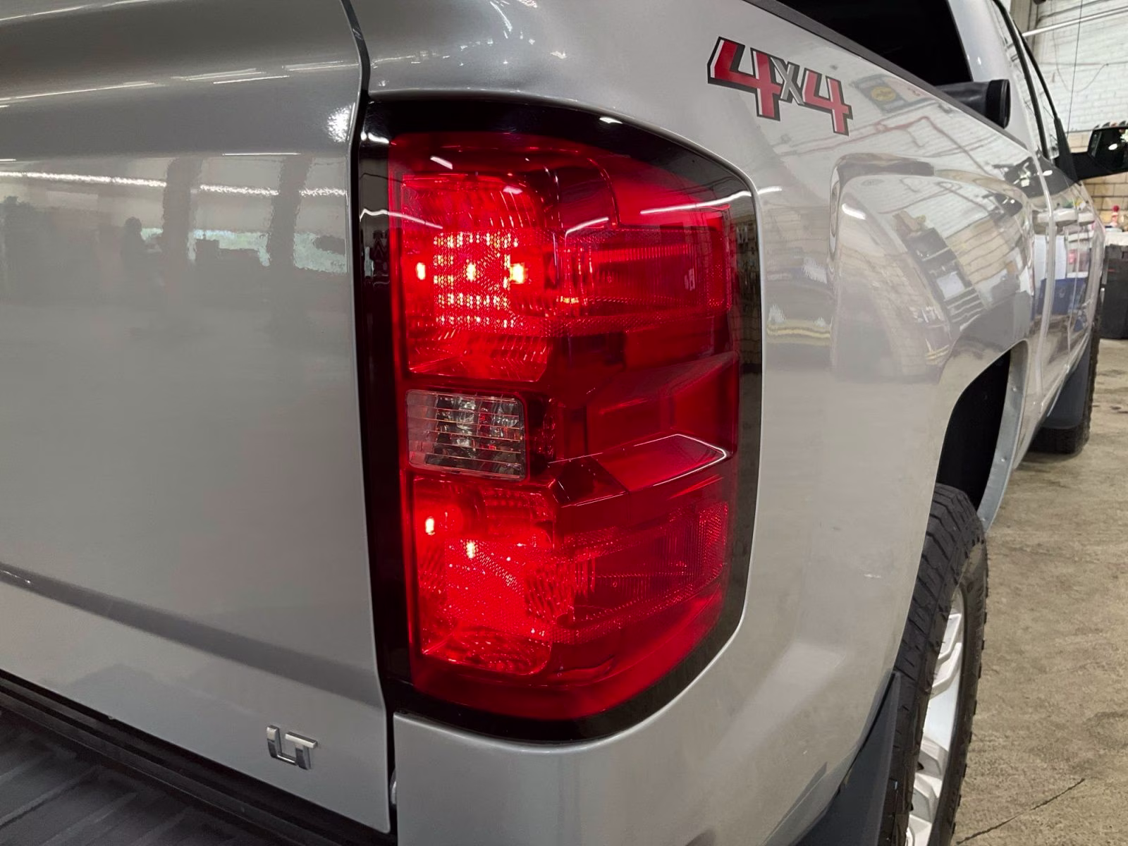 2018 Silver Ice Metallic Chevrolet Silverado 1500 LT 4X4 Truck