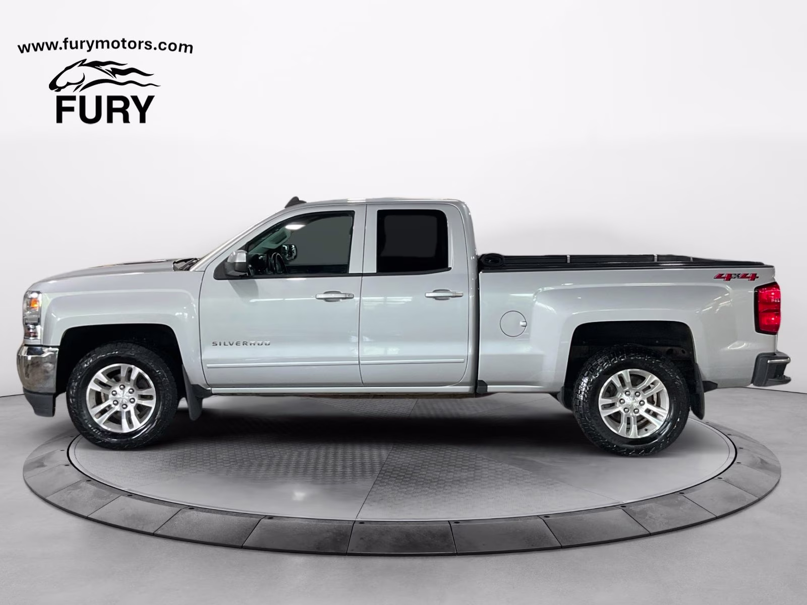 2018 Silver Ice Metallic Chevrolet Silverado 1500 LT 4X4 Truck
