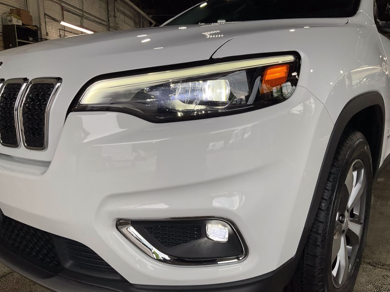 2022 Bright White Clearcoat Jeep Cherokee Limited 4X4 SUV