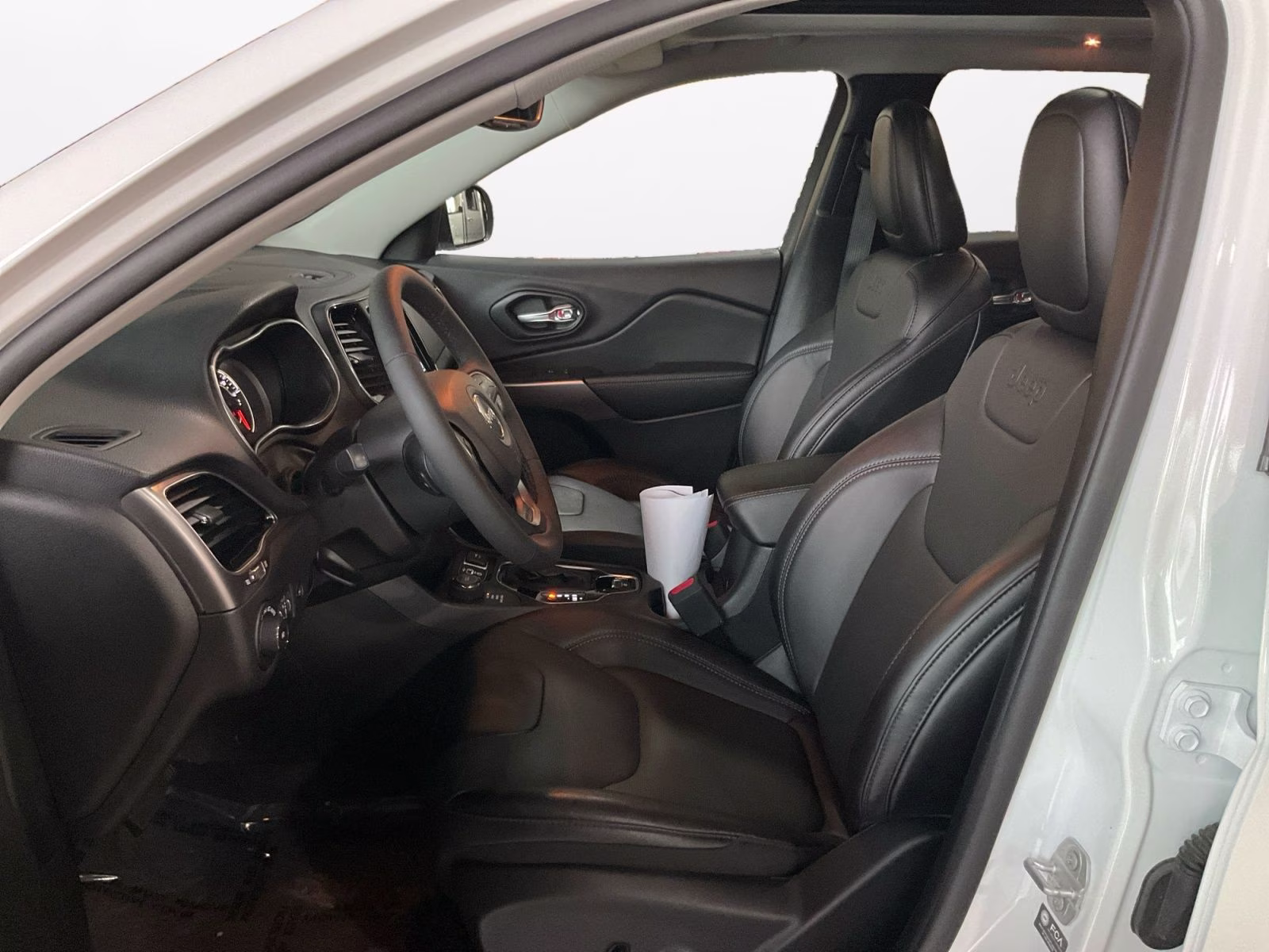 2022 Bright White Clearcoat Jeep Cherokee Limited 4X4 SUV