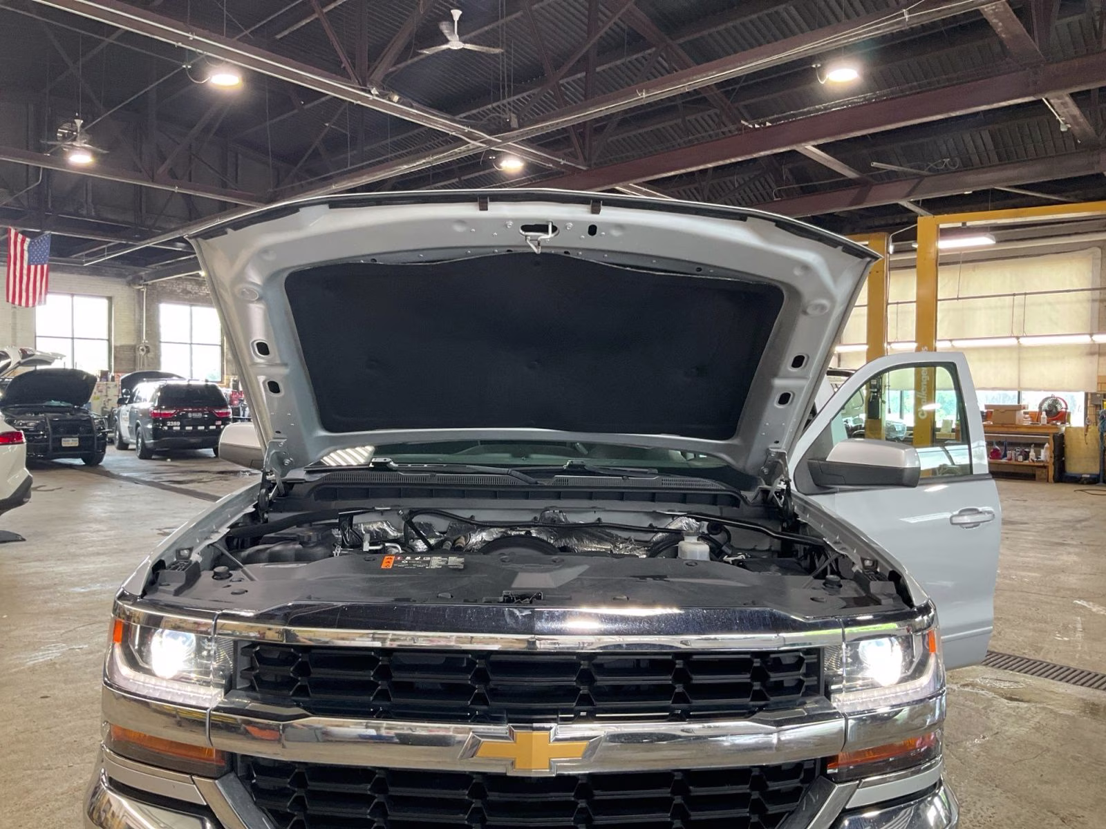 2018 Silver Ice Metallic Chevrolet Silverado 1500 LT 4X4 Truck