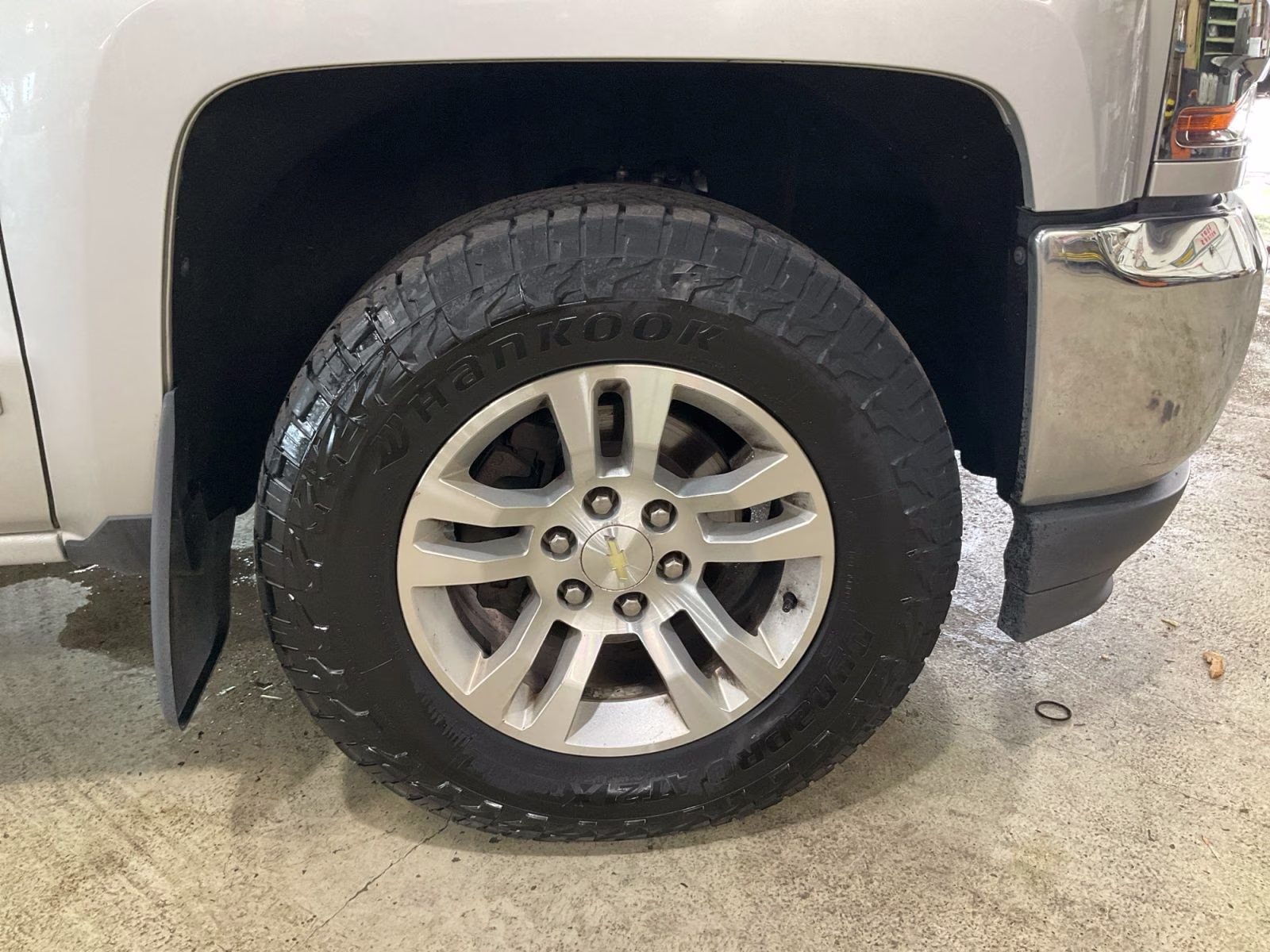 2018 Silver Ice Metallic Chevrolet Silverado 1500 LT 4X4 Truck