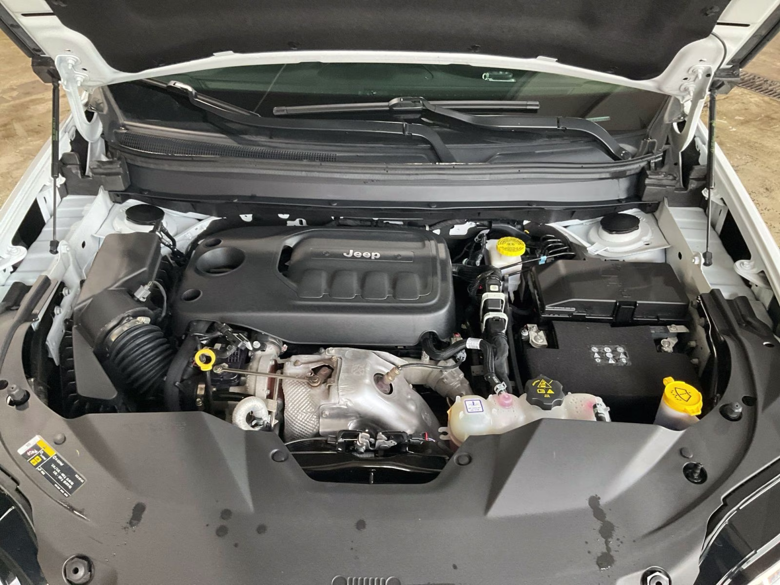 2022 Bright White Clearcoat Jeep Cherokee Limited 4X4 SUV